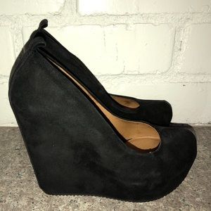 Aldo Woman’s Wedges. Size 8. Black Suede.